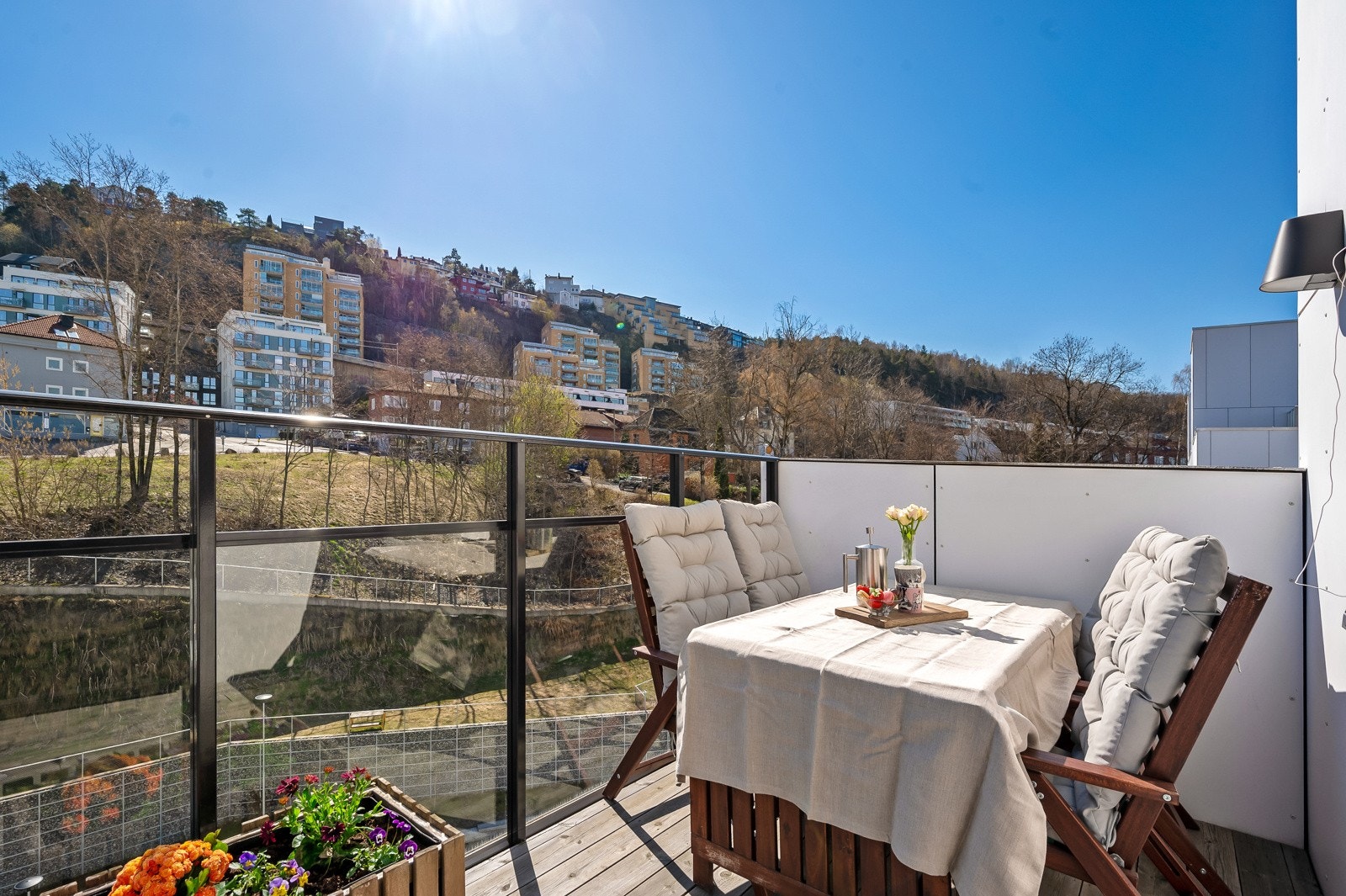 Dersom du ønsker å bruke hele dagen i sola, kanskje med en god bok, er det bare å flytte seg fra den ene uteplassen til den andre. For du har vel nå fått med deg at du har sol fra morgen til kveld? Galleribilde