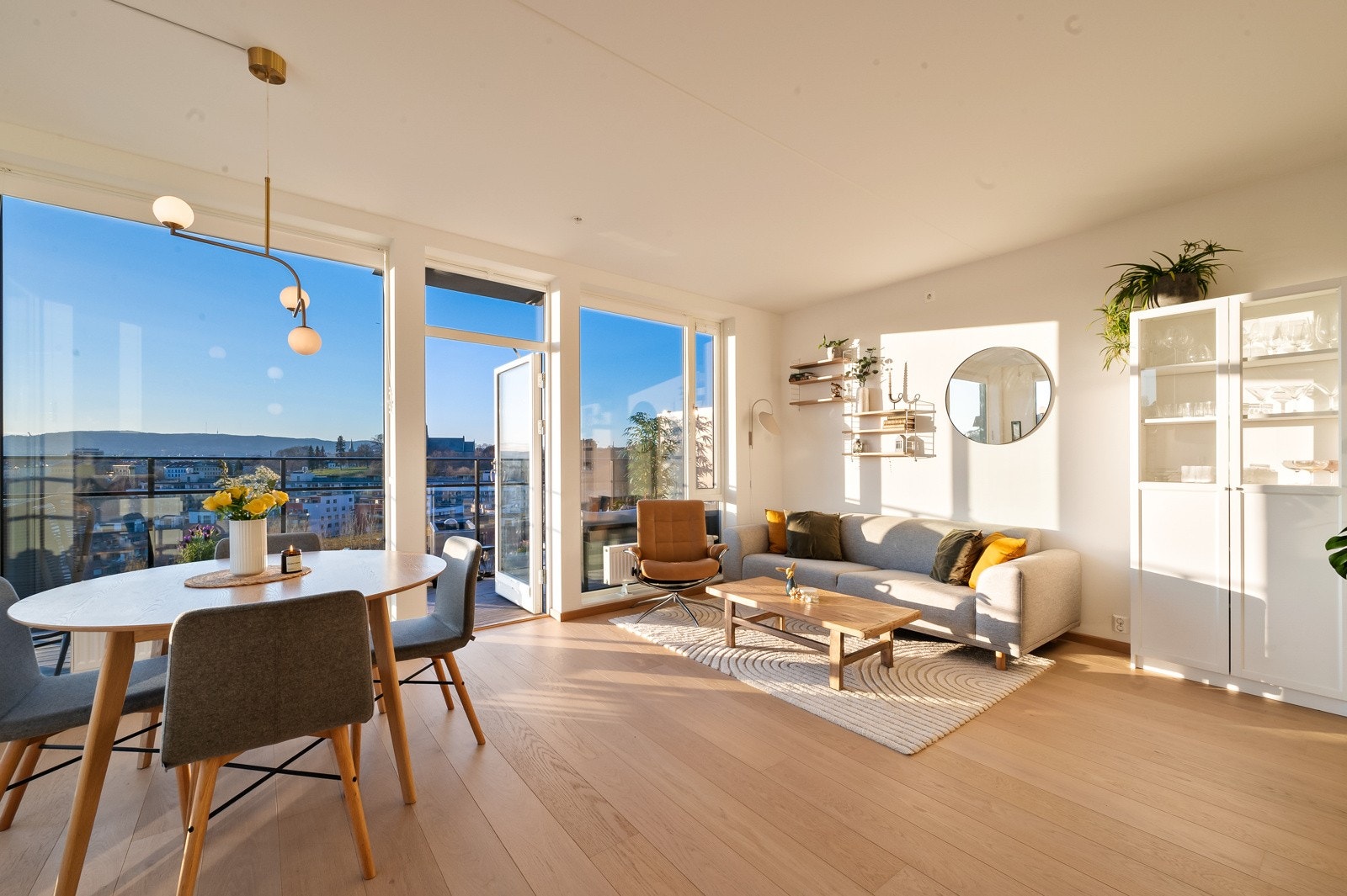 Selv om vi bor i Norge, så kan det bli nokså varmt på sommeren. Flaks for deg at denne leiligheten er gjennomgående, hvor du har mulighet til å åpne opp på begge sider av leiligheten og få en god gjennomlufting. Galleribilde