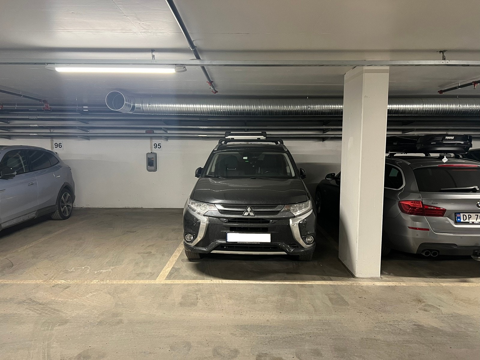 Parkeringsplassen i garasjeanlegget vil du få med på handelen. Elbil laderen vil selvfølgelig også følge. Godt med sykkelparkering i borettslaget er det også. Galleribilde