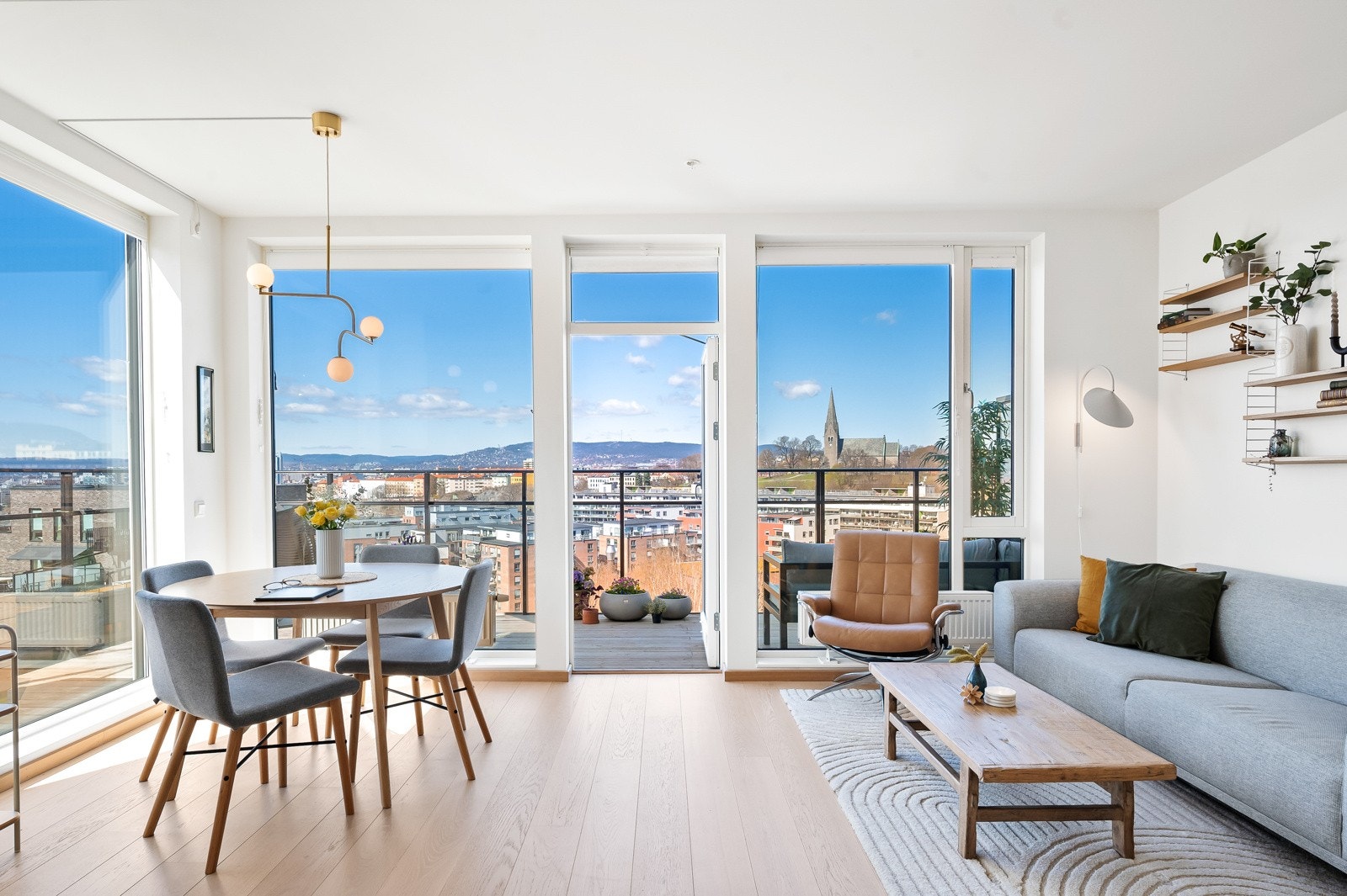 Heldigvis har du markise på balkongen, så skyggen er ikke langt unna om du skulle ønske en pause fra solen. Galleribilde