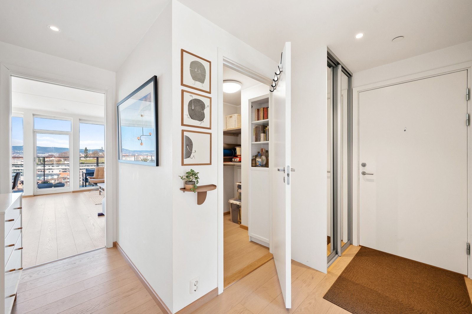 Mange kan bekymre seg for lite oppbevaringsplass ved å bo i leilighet. Her får du mer enn nok plass til oppbevaring! To skyvedørsgarderober, innvendig bod/walk- in closet og kjellerbod. Det skal godt gjøres å fylle opp alle disse oppbevaringsplassene. Galleribilde