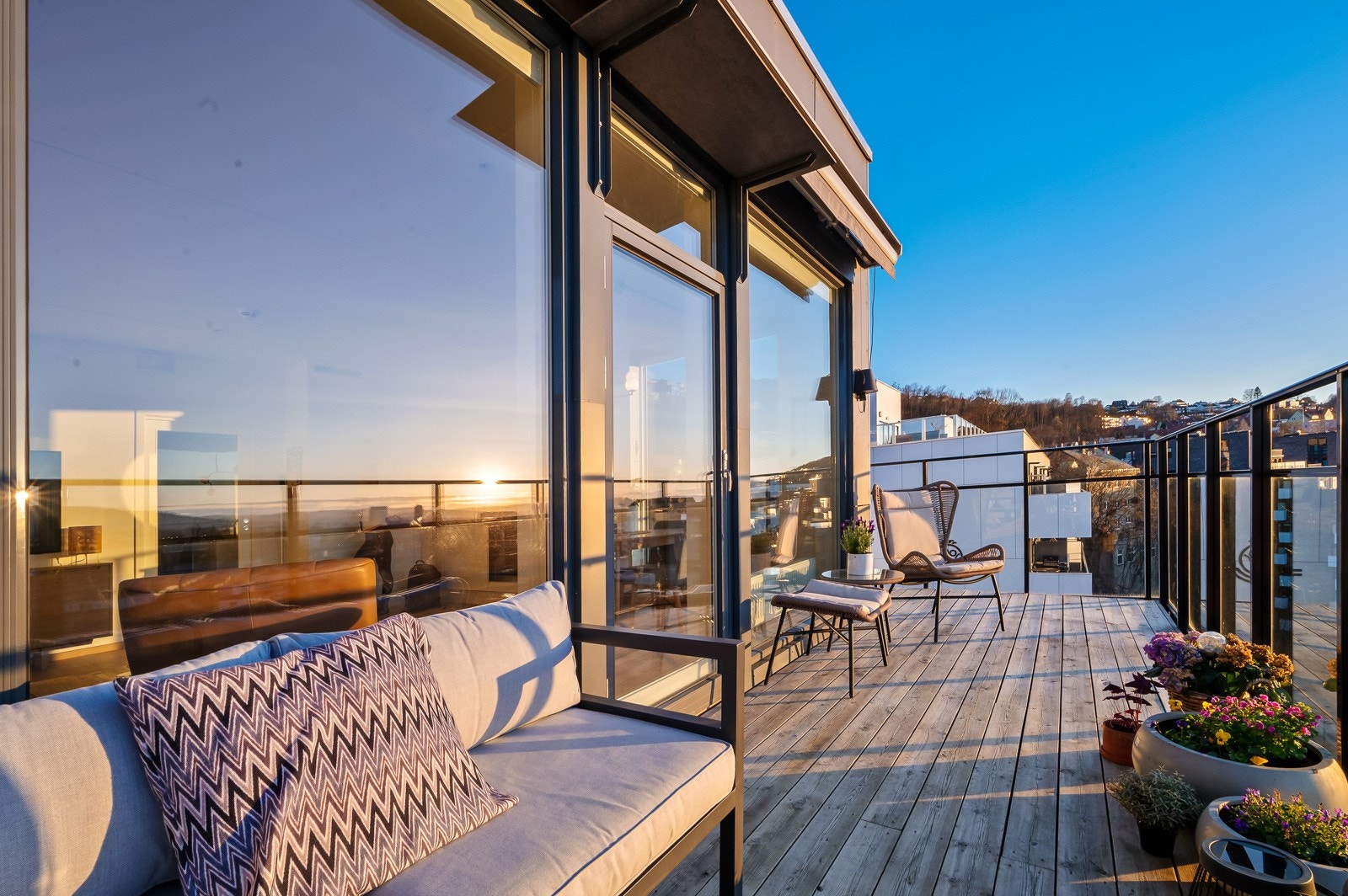 Nå får du muligheten til å kjøpe en lekker 3-roms hjørneleilighet med sol fra morgen til kveld. Du har i tillegg tilgang til hele tre takterrasser. Galleribilde