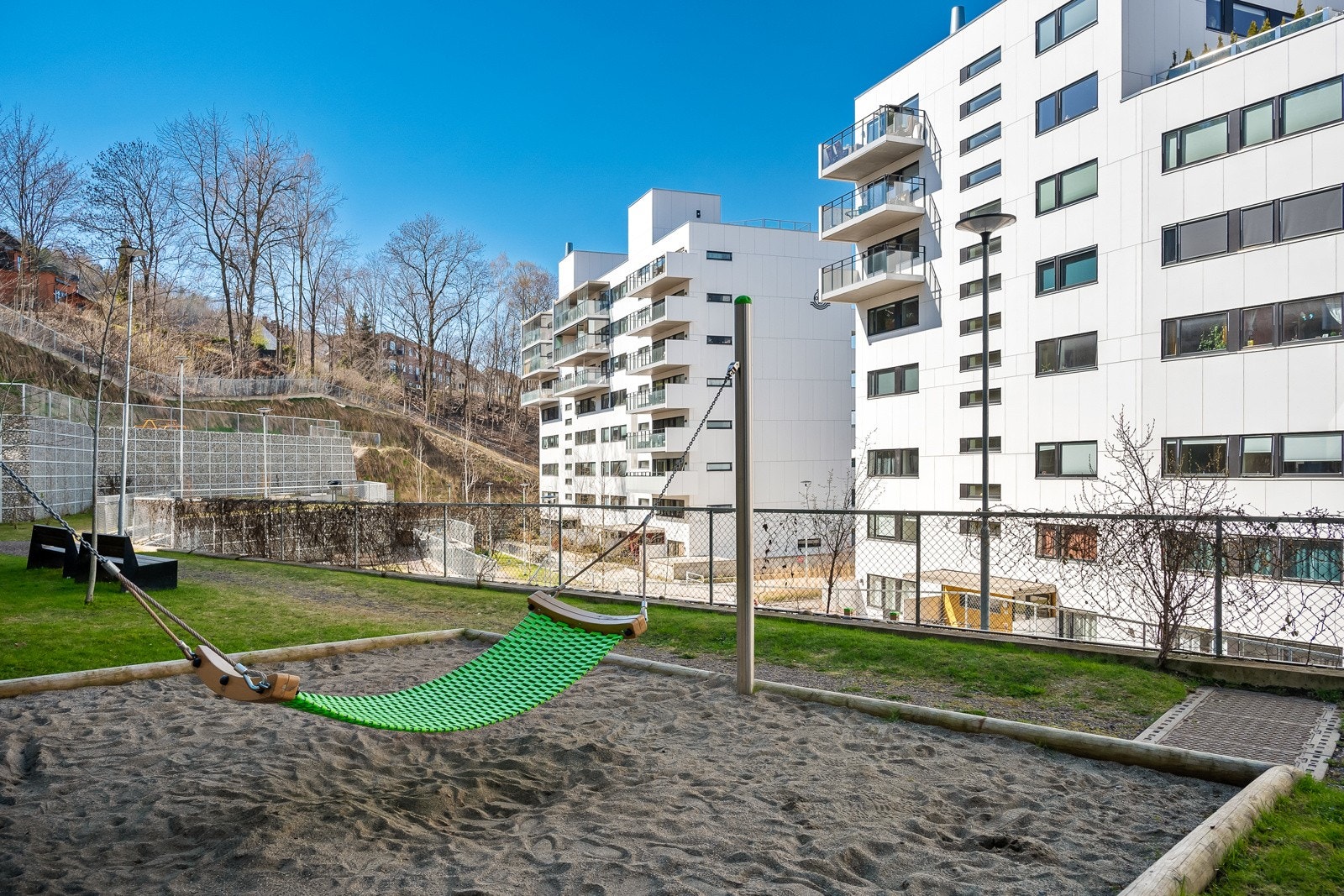 Det er lekeplasser i umiddelbar nærhet. Helt genialt dersom du har barn eller har barnebarna på besøk! Galleribilde