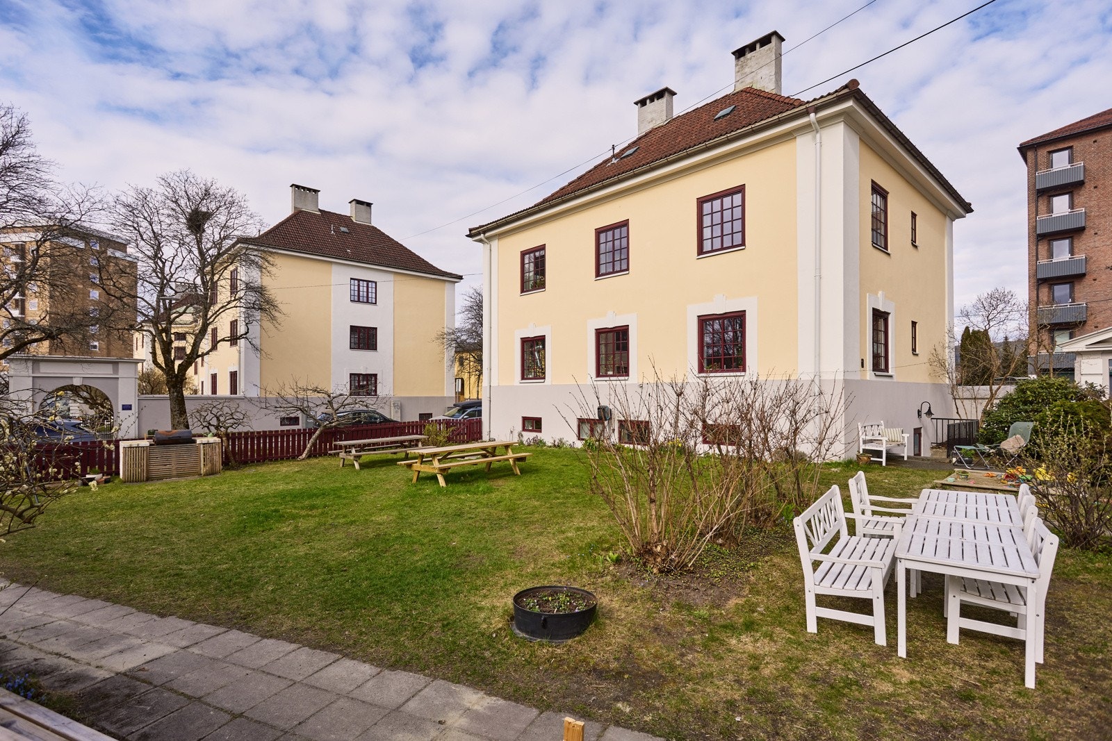 Borettslaget har tre bakgårder, Paviljonggården , Klokkegården og Barnehagegården . Galleribilde