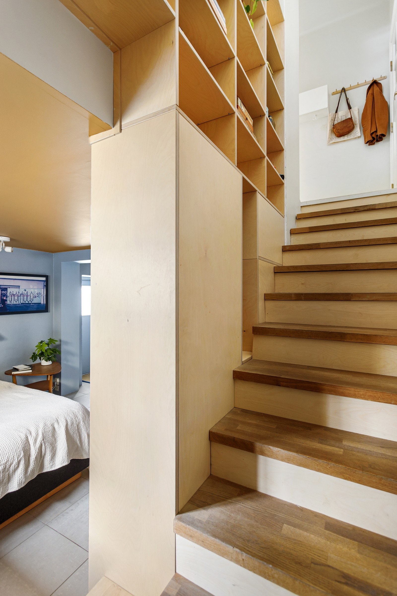 Flotte plassbygde hyller i trappen. Galleribilde