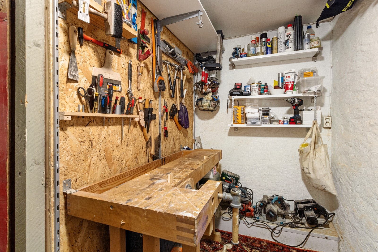 I tillegg disponerer leiligheten en praktisk innredet snekkerbod i kjeller på ca. 4m², samt en loftsbod med gulvareal på ca. 8m². Galleribilde