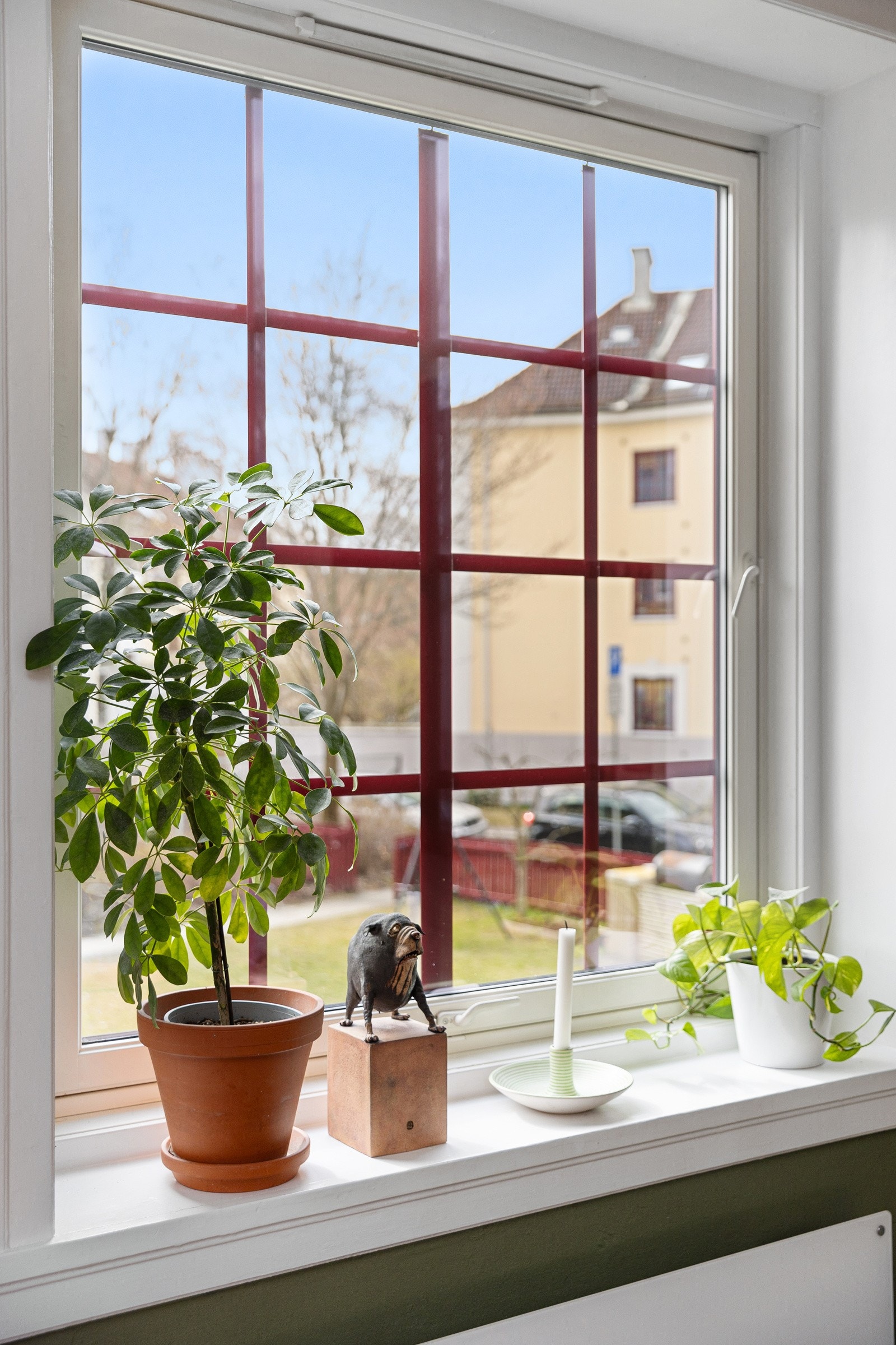 Alle vinduene i denne etasjen var nye i 2018, og det er fine brede vinduskarmer for planter og dekor. Galleribilde