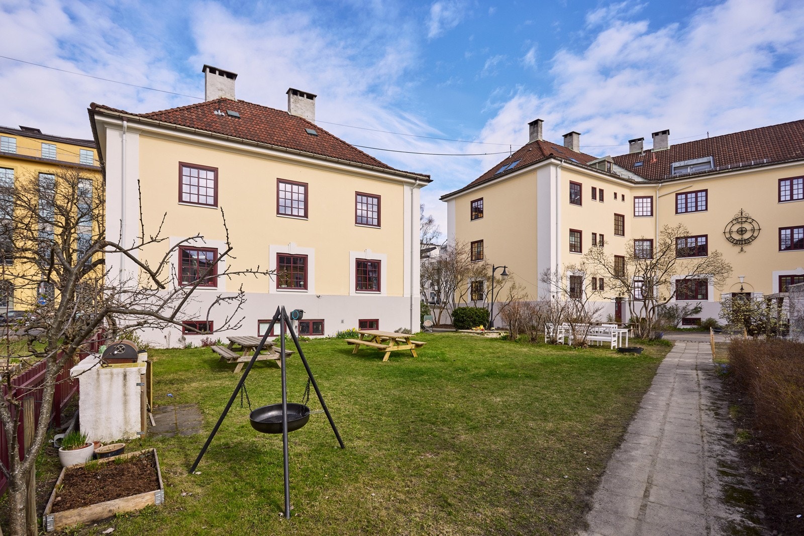Bakgårdene er spesielt pent opparbeidet og beplantet med grønne plener, planter, sittegrupper og felles gangvei. Bakgården er ukket og dermed trygg og fin for barn. Galleribilde