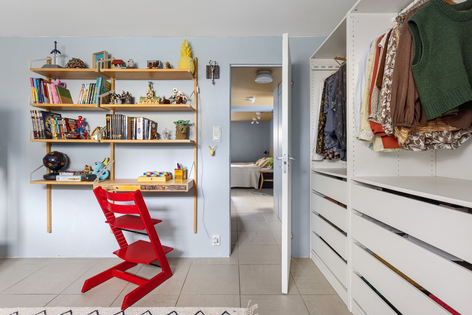 Soverommet har god standard med store flotte fliser på gulv med gulvvarme og overflater malt i nydelig lys blåfarge. Galleribilde