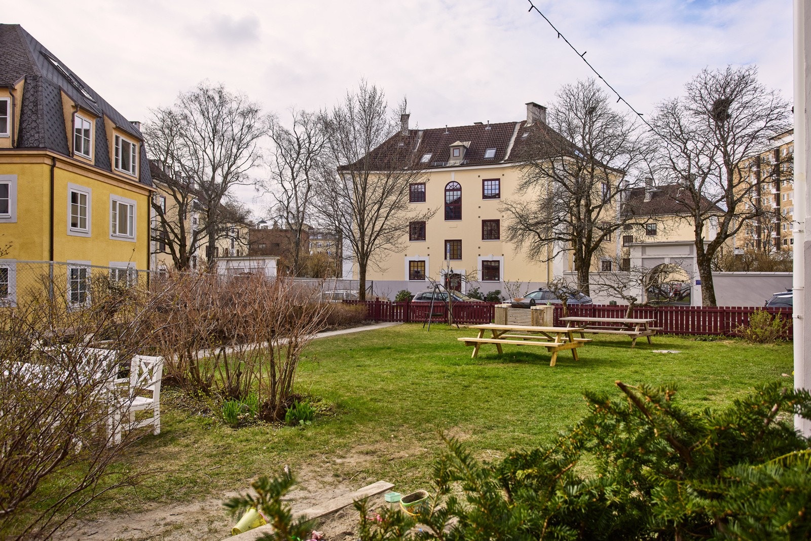 De indre gårdsrommene oppleves som en oase av borettslagets beboere. Galleribilde