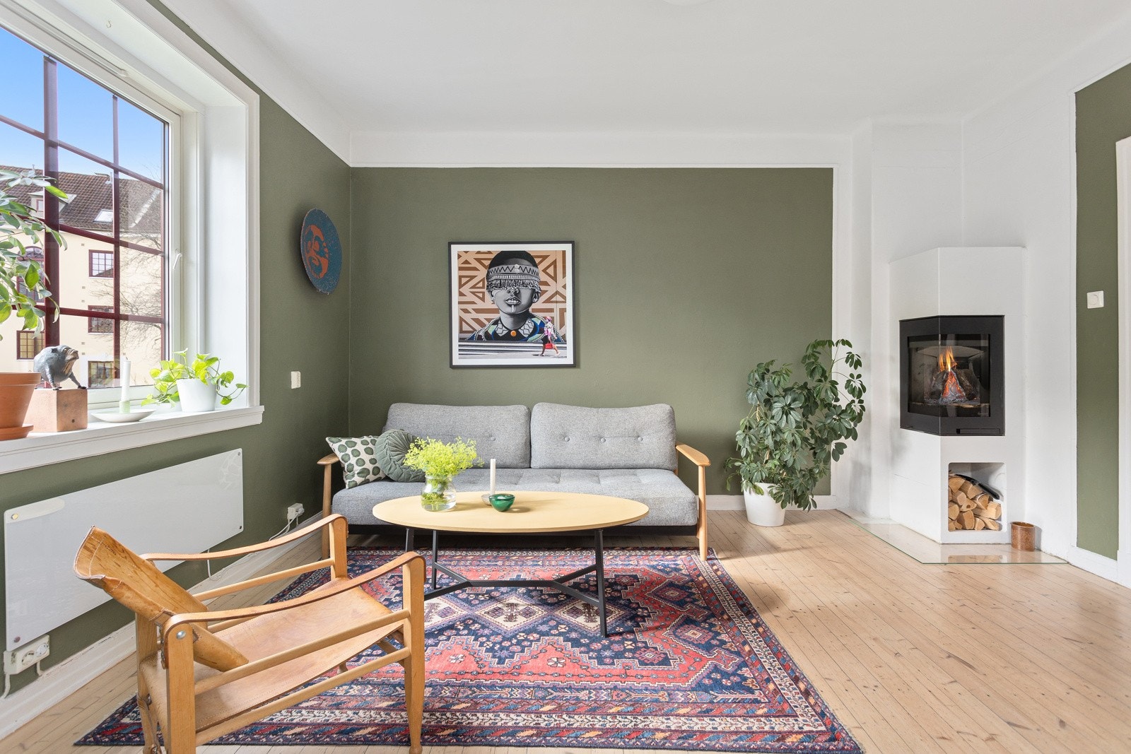 I hjørnet av stuen har du en lekker peis som både gir god varme og bidrar til ekstra hygge på kaldere vinterdager. Galleribilde