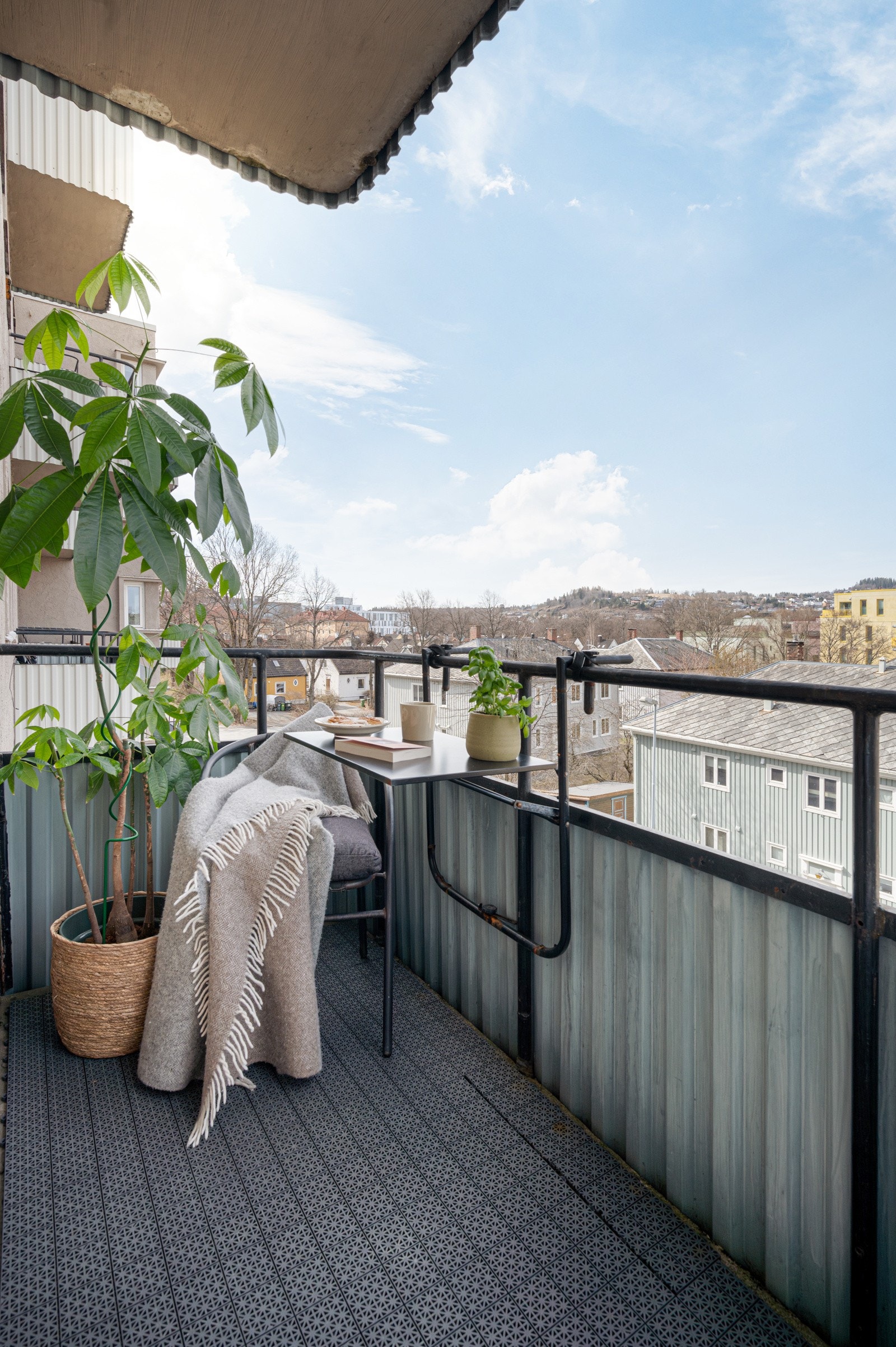 Beliggenheten i Udbyes gate er ypperlig for deg som ønsker å bo sentrumsnært med gangavstand til jobb/skole men samtidig i et roligere strøk med lite trafikk. Galleribilde