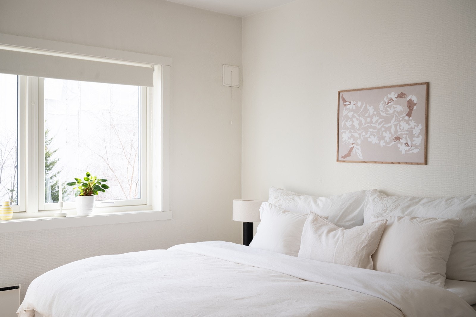 Rommet har fint lysinnslipp fra de store vinduene. Galleribilde