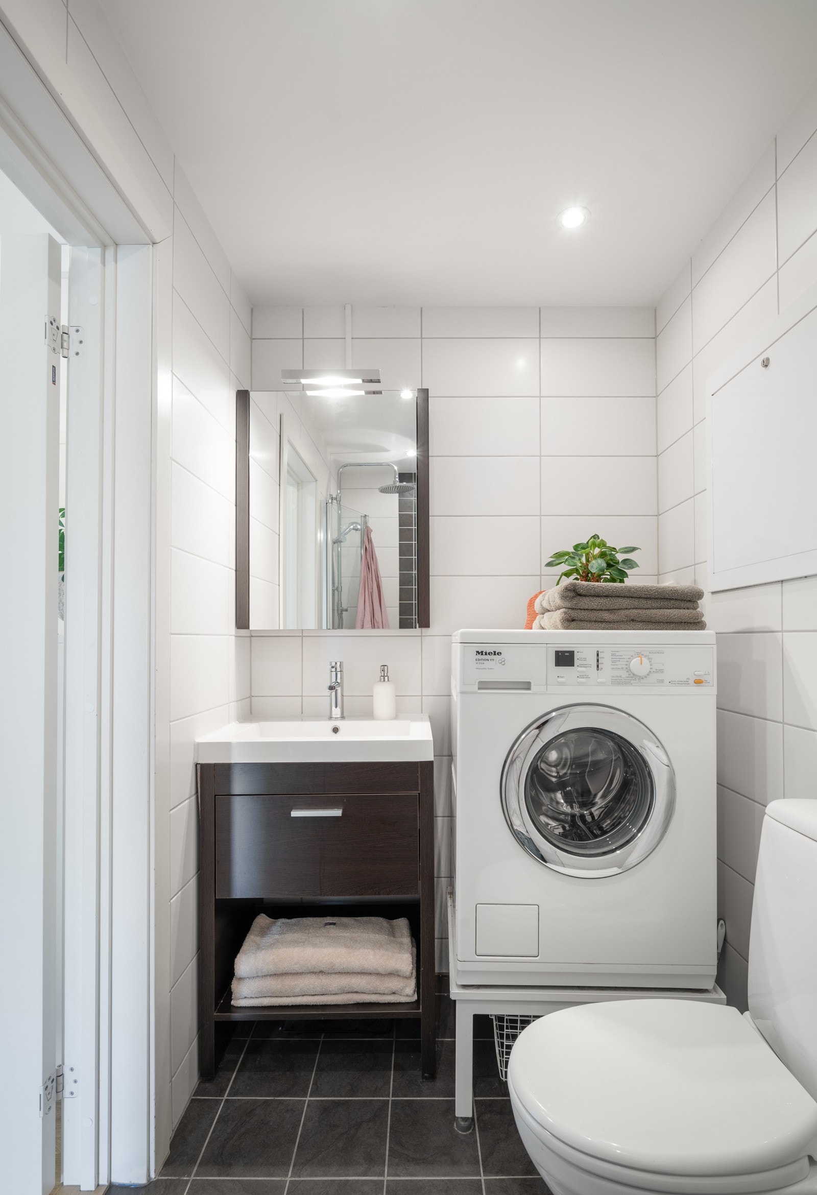 Pent og praktisk innredet baderom med opplegg for vaskemaskin. Varmtvann er inkludert i felleskostnadene. Galleribilde