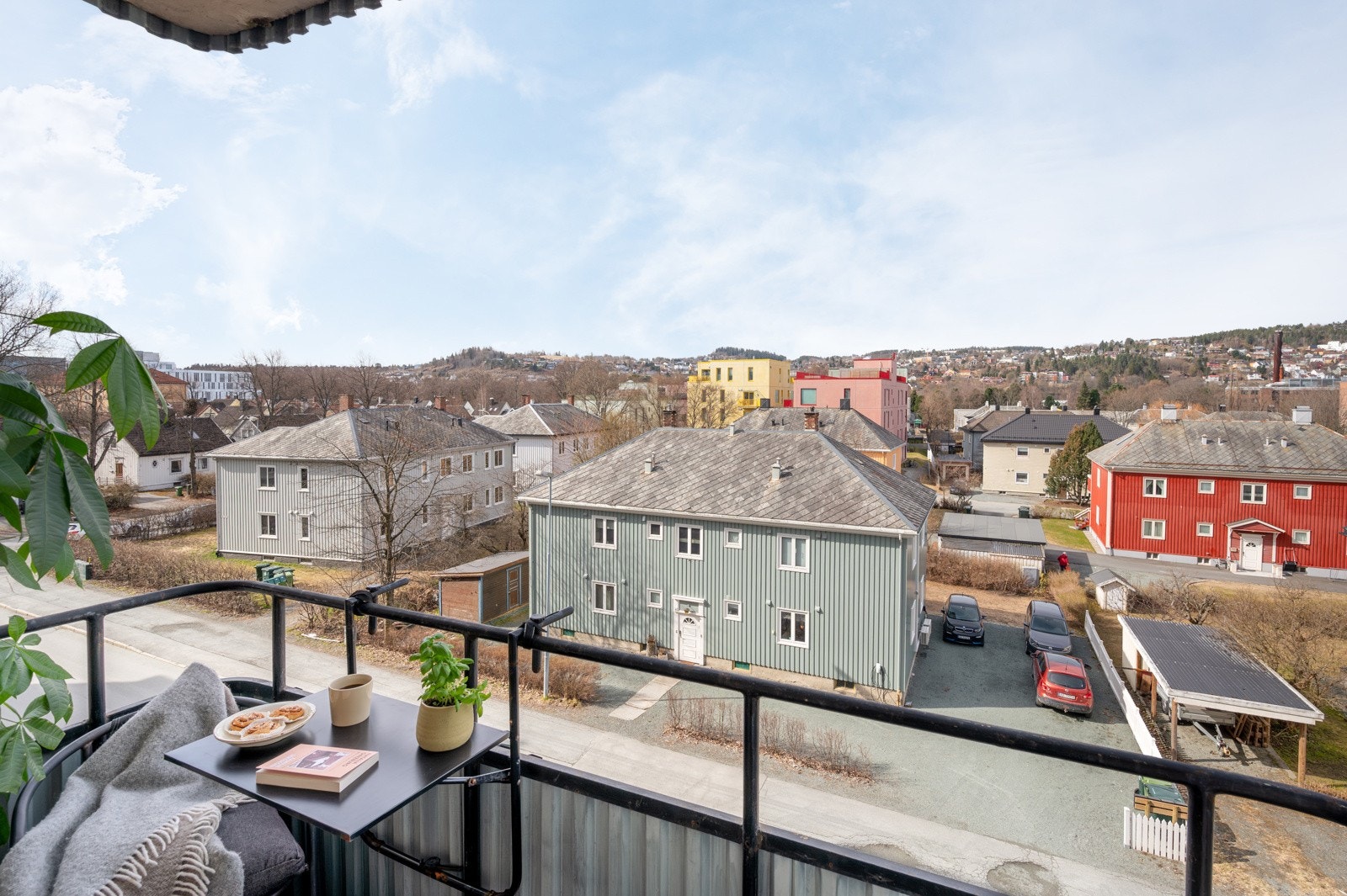 Denne lekre selveierleiligheten ligger flott til i fjerde etasje med fin utsikt fra stuen og balkongen. Galleribilde