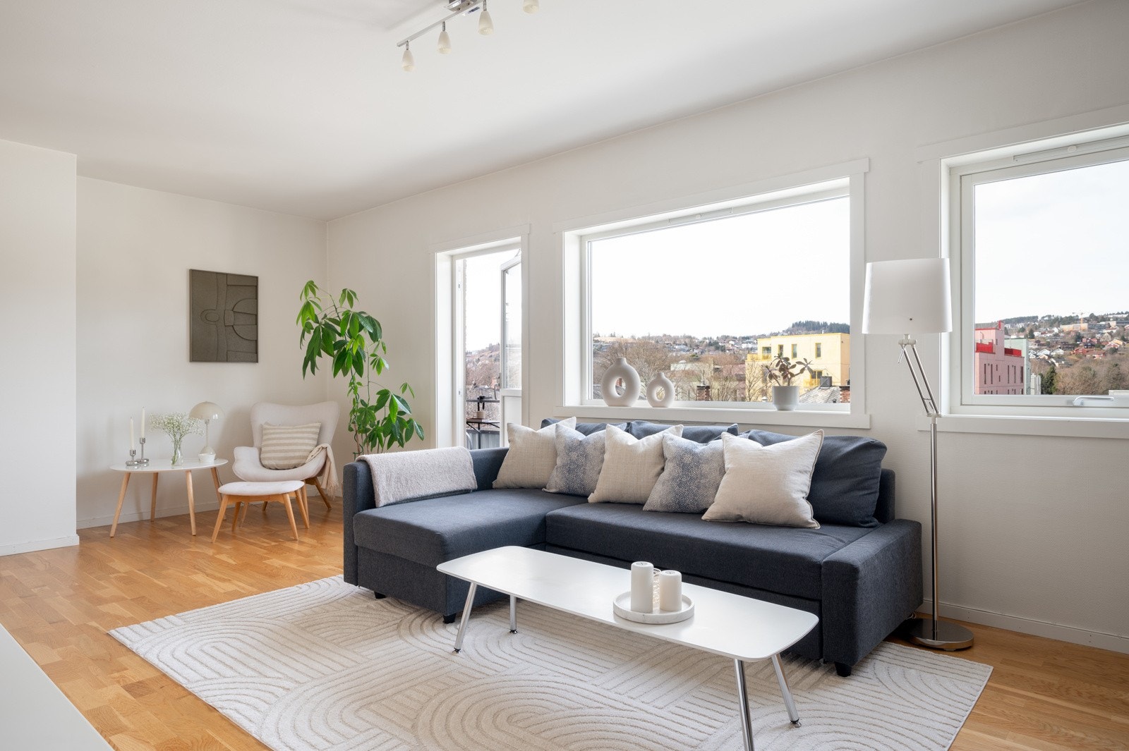 Stuen oppleves som svært romslig og har dør ut til balkongen. Lesekrok, mediamøblement, stor sofa og spisestuedel er ingen problem. Galleribilde