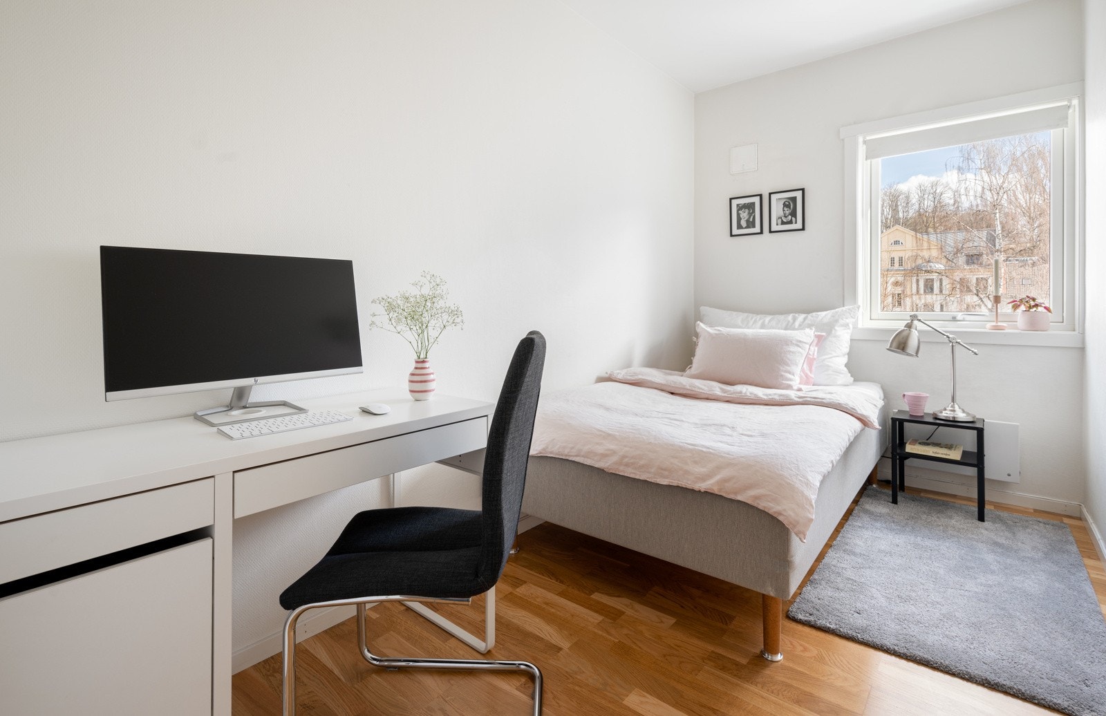 Soverom nummer to måler 7 kvm. God plass til alt man trenger. Galleribilde