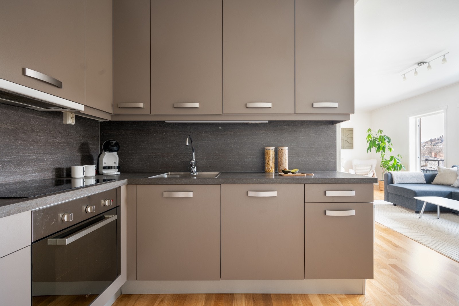 Kjøkkenet har mye oppbevaringsplass i over- og underskap. Galleribilde