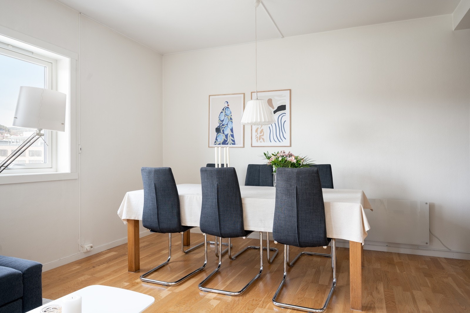 Mellom stue- og kjøkkendelen er det plass til etablering av en egen spisegruppe. Galleribilde