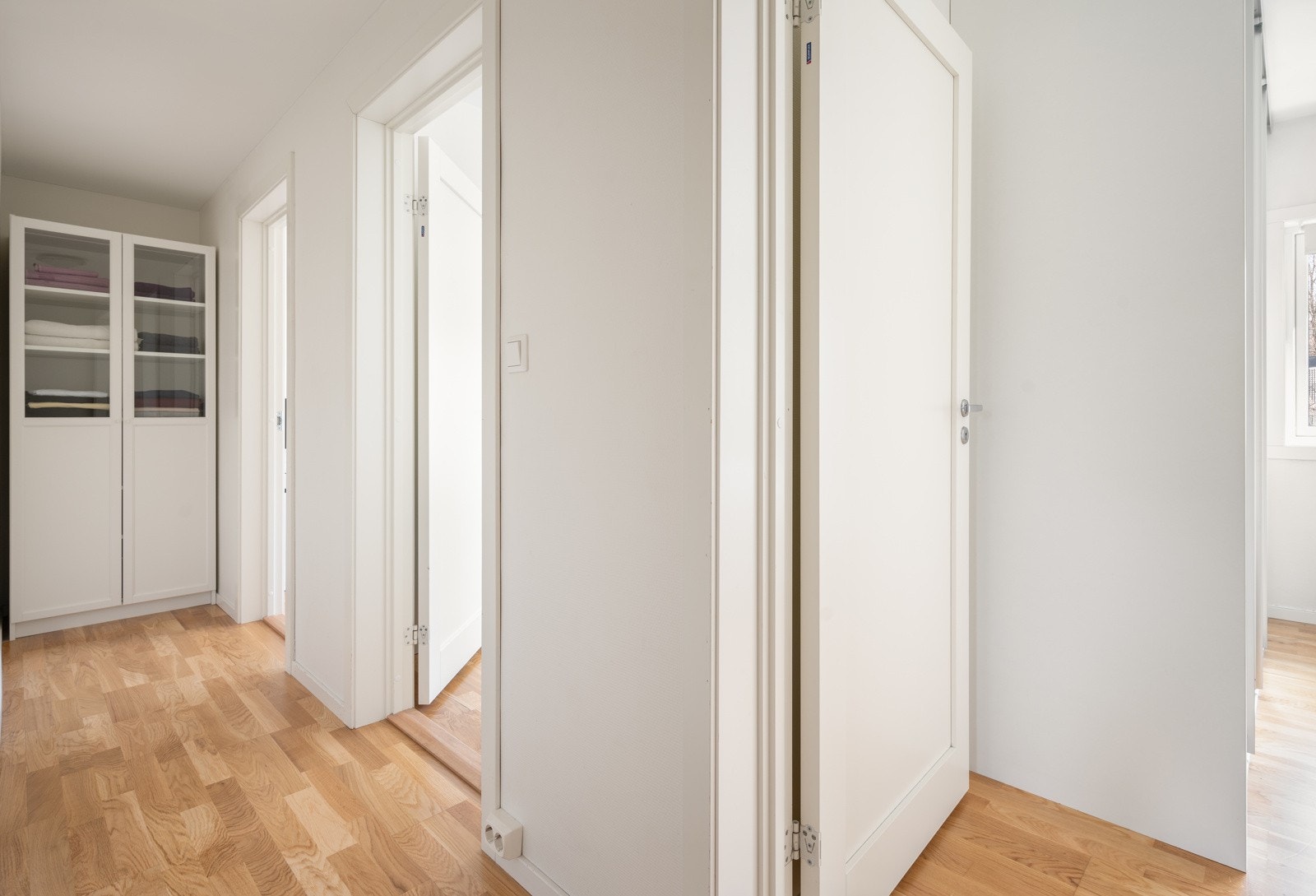 Fra gangen har man direkte adgang til alle rom i boligen. Galleribilde