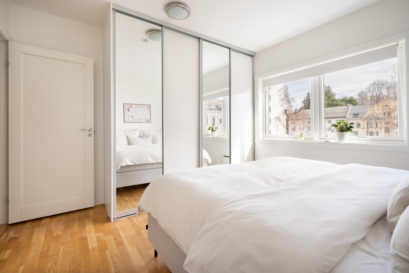 Rommet har god plass til møblering med blant annet dobbeltseng og en større garderobe. Galleribilde