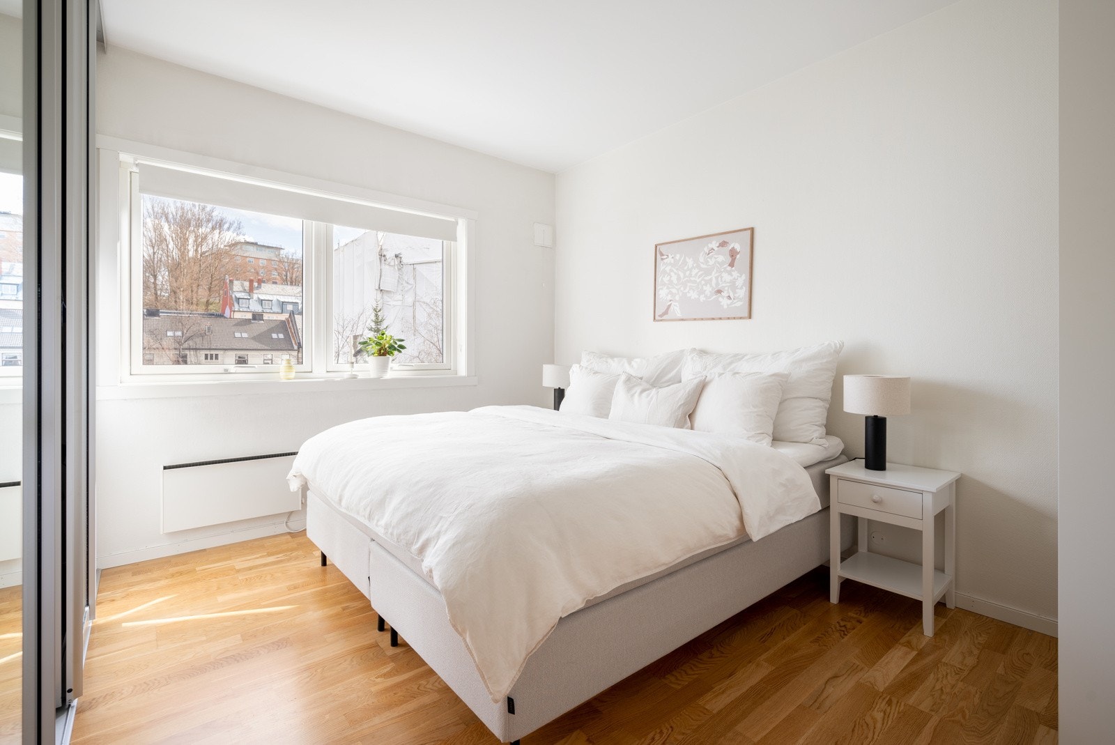 Hovedsoverommet måler 12 kvm. God plass til kontorpult. Galleribilde