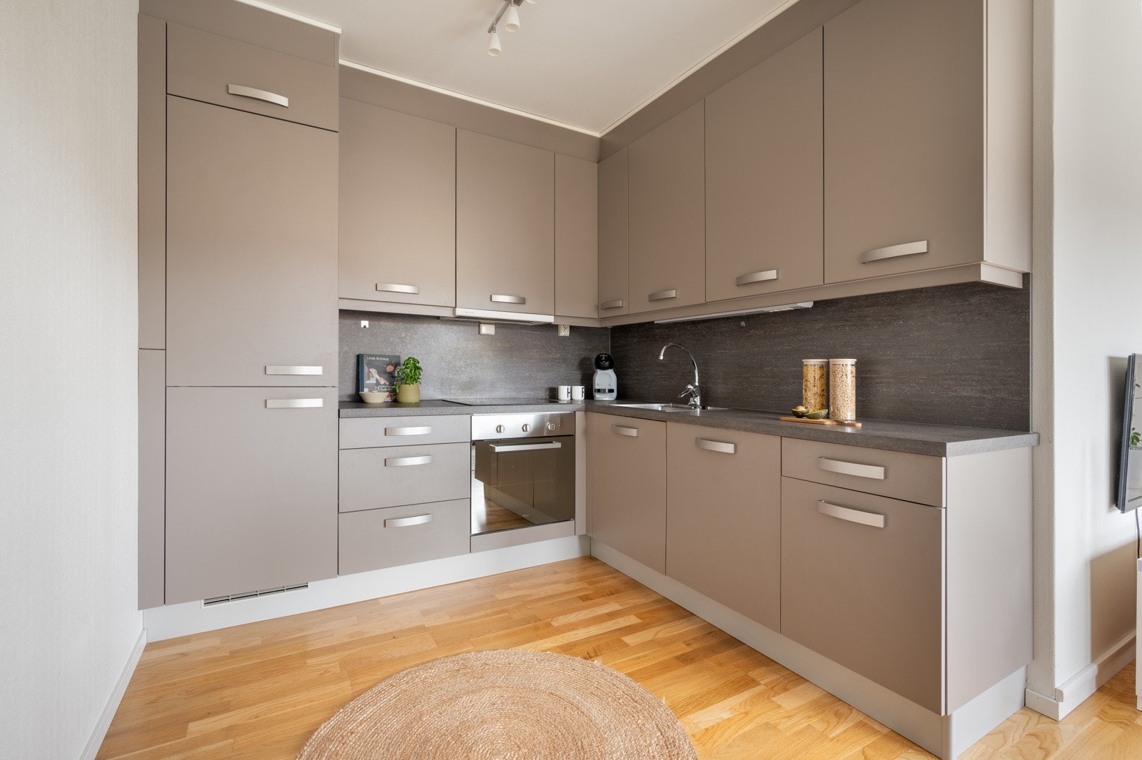 Nydelig kjøkken i lekre fargetoner med integrerte hvitevarer som medfølger handelen. Galleribilde