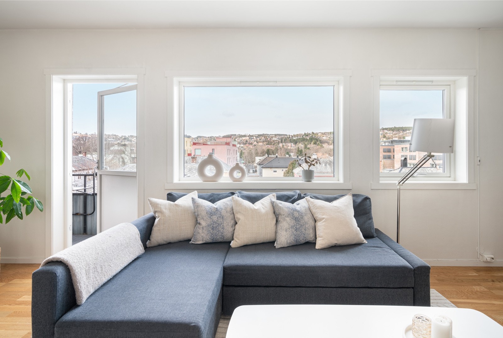 Lys og luftig stue med store vinduer og balkongdør med glass som ble skiftet i 2020. Rikelig naturlig belysning gir en god romfølelse. Galleribilde