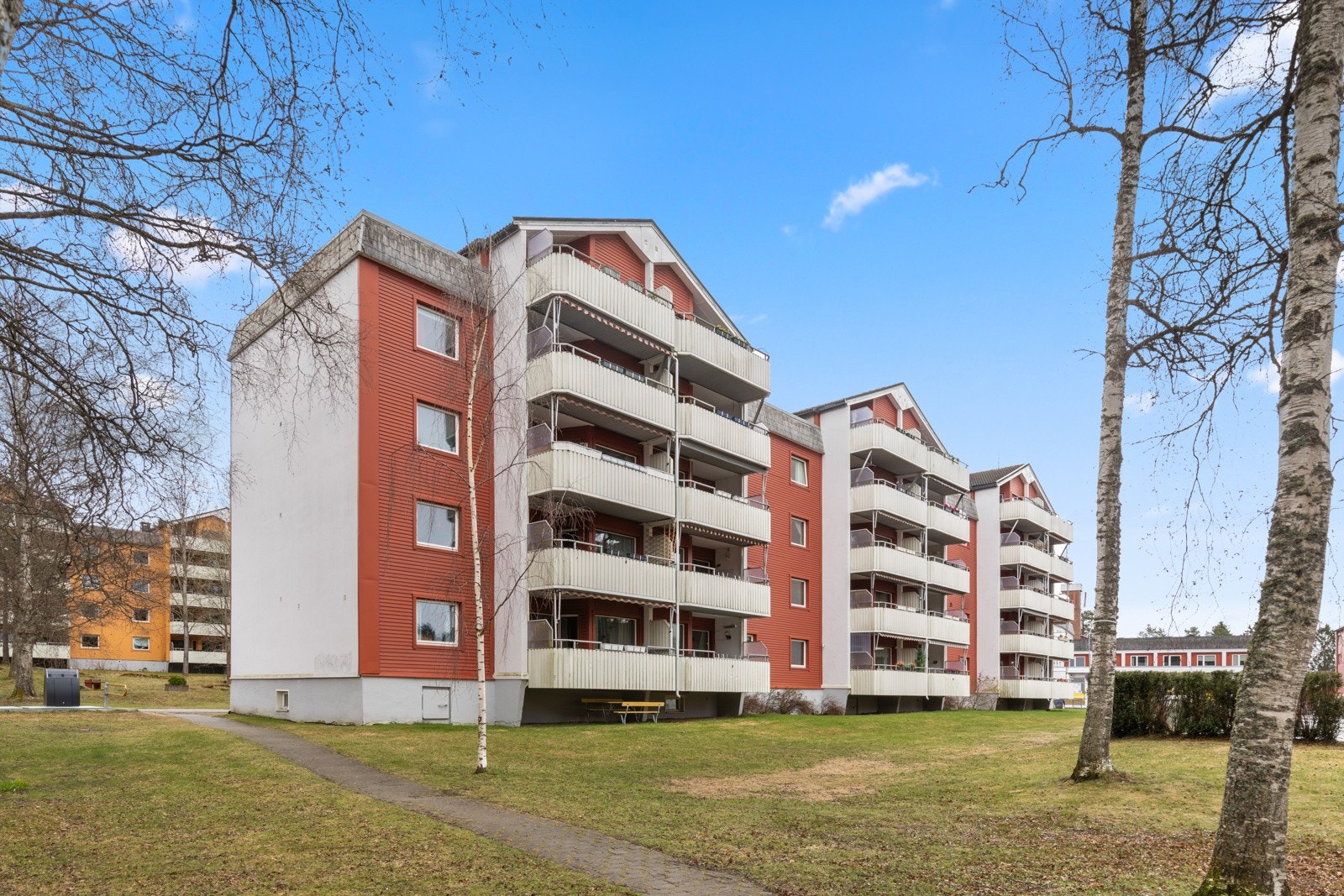 Borettslaget har pene fellesarealer med grøntområder, variert vegetasjon, sittegrupper og lekeplasser Galleribilde