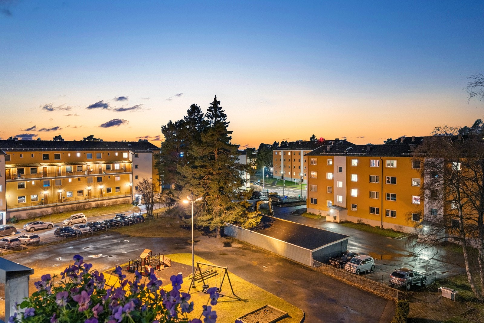 Utsikt over nabolaget fra balkongen Galleribilde