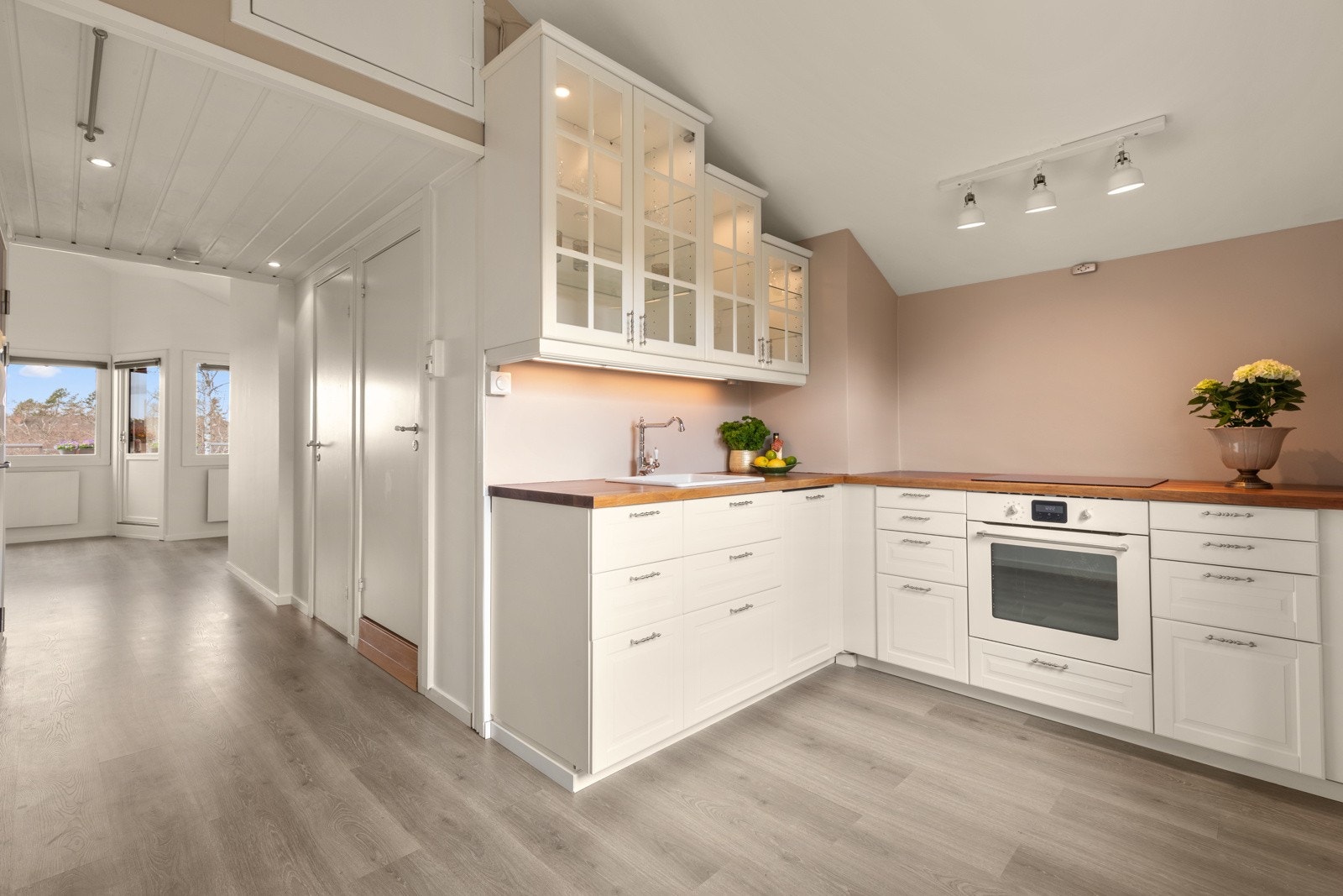 Kjøkken er romslig og har godt med skap- og benkeplass. Legg merke til luken for ekstra lagring - gulvareal ca. 4m² Galleribilde