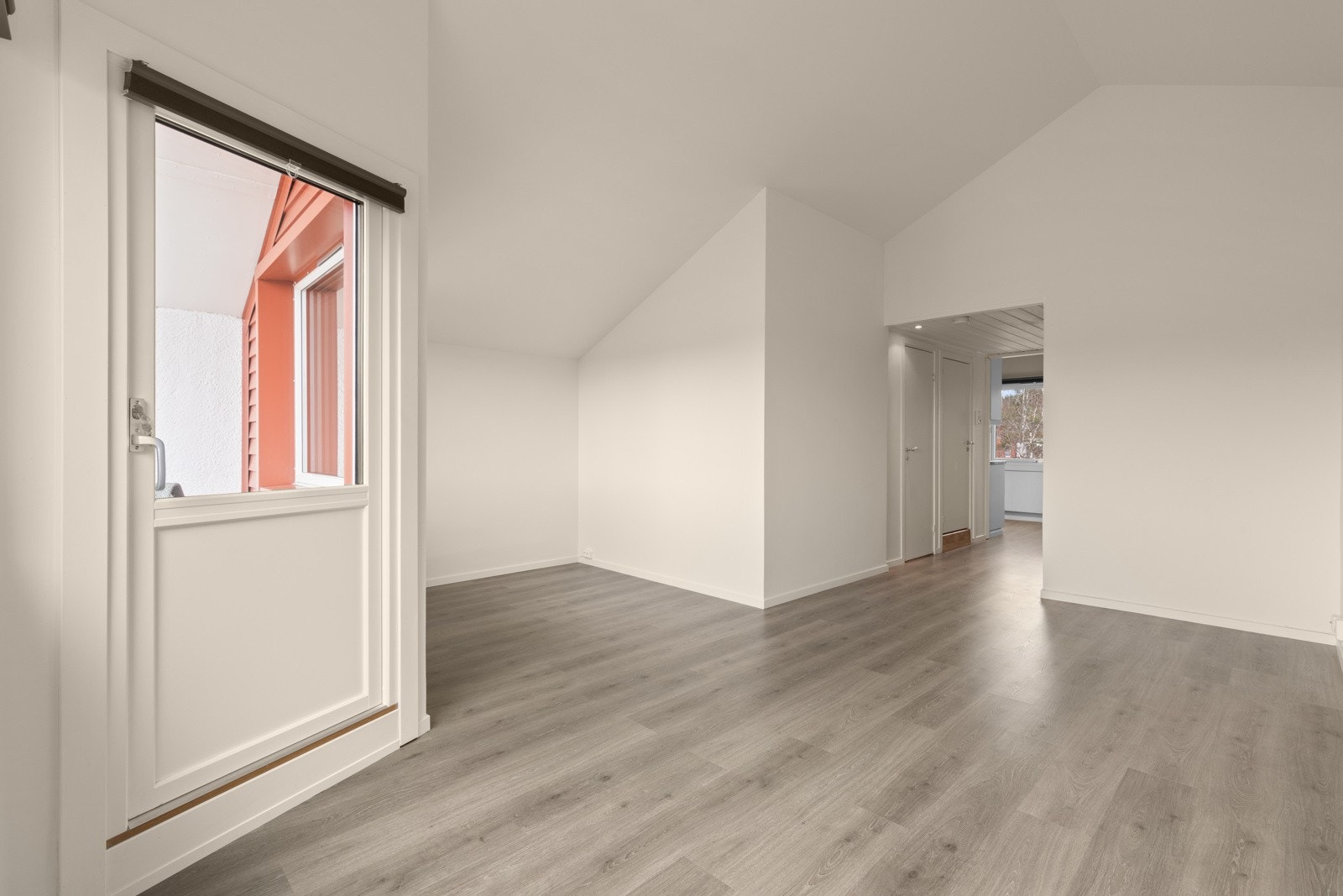 Stuen har en svært god takhøyde på 3,55 meter. Boligen ble forøvrig malt i 2024. Galleribilde