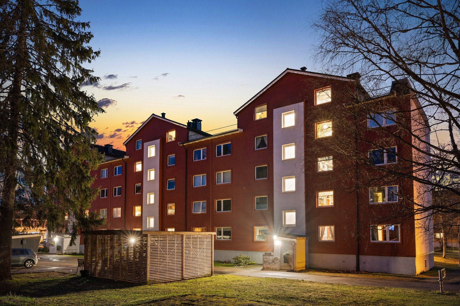 Borettslaget disponerer litt over 300 P-plasser som leies ut etter ventelister. Det er også et eget selvstendig garasjelag (A/L Fuglemyra garasjene) i området Galleribilde