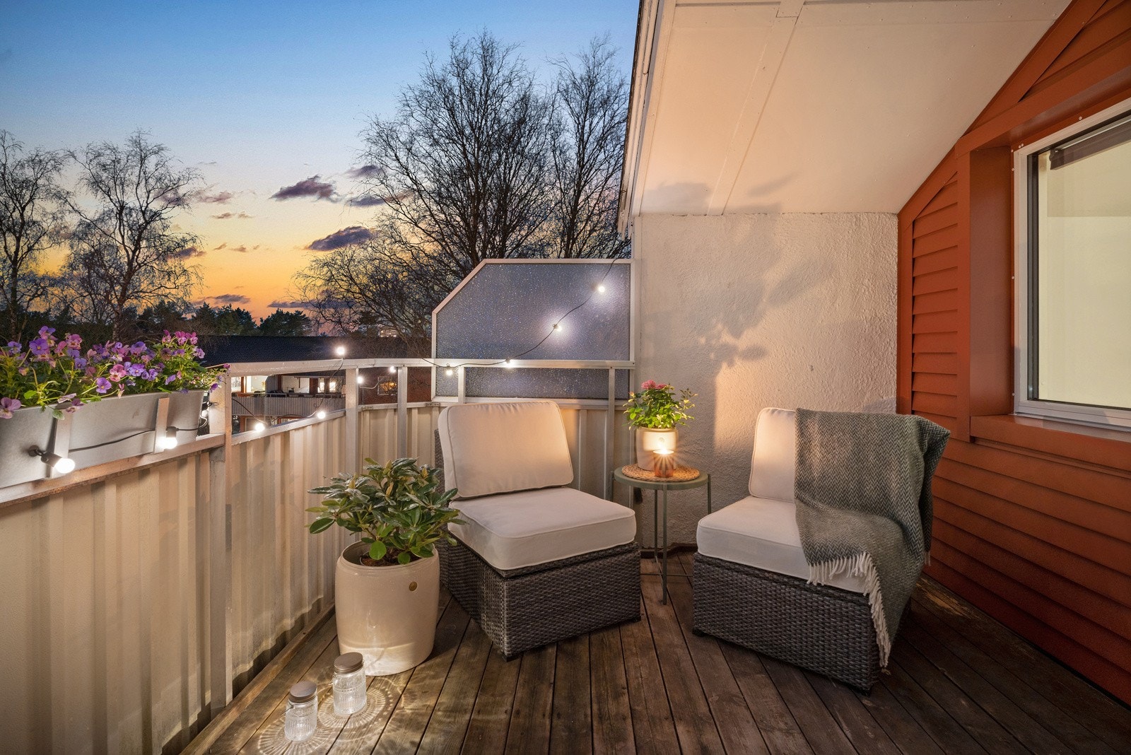 Balkongen er målt til 11 m² og gir gode muligheter for flere møbleringssoner. Elektrisk- og gassgrill er tillatt Galleribilde