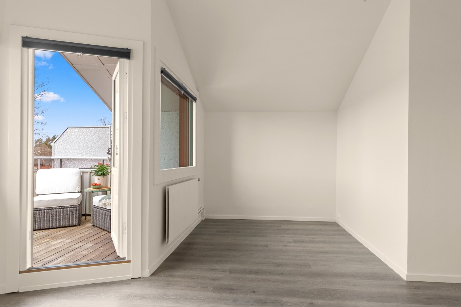 Fra stuen er det utgang til boligens romslige balkong. Vinduer og balkongdør ble byttet i regi av borettslaget i 2020. Galleribilde