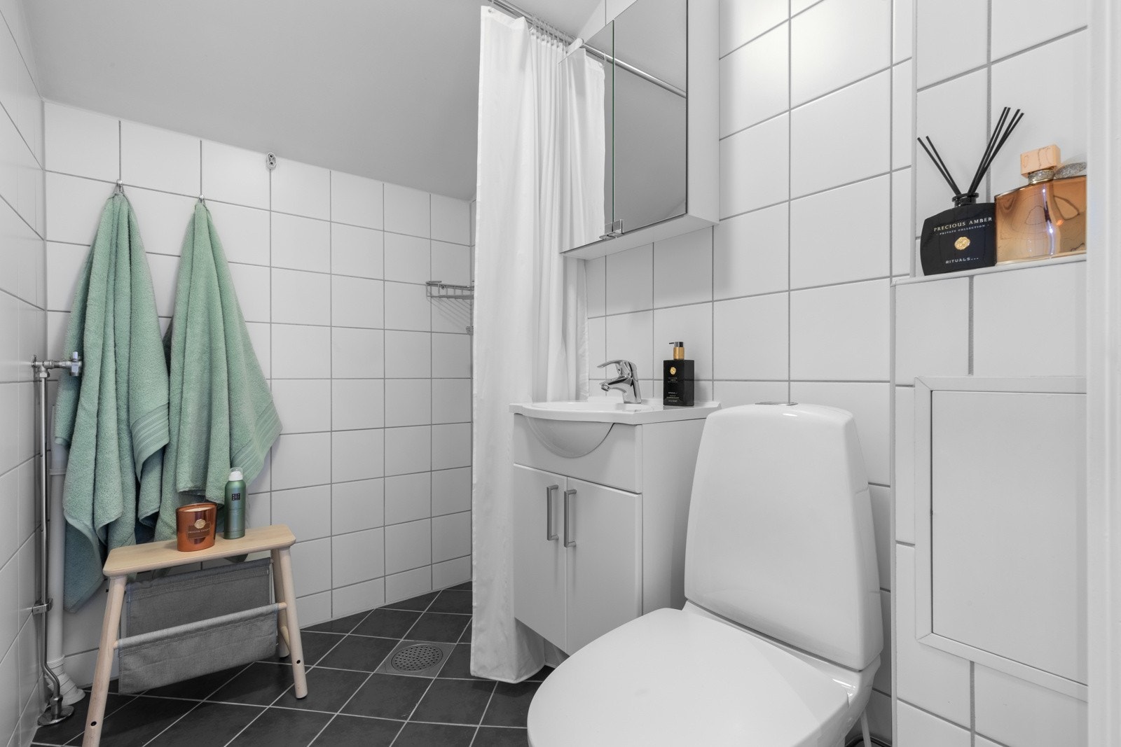 Ved entréen er det inngang til badet som ble rehabilitert i regi av borettslaget i 2008. Opplegg for vaskemaskin. Galleribilde