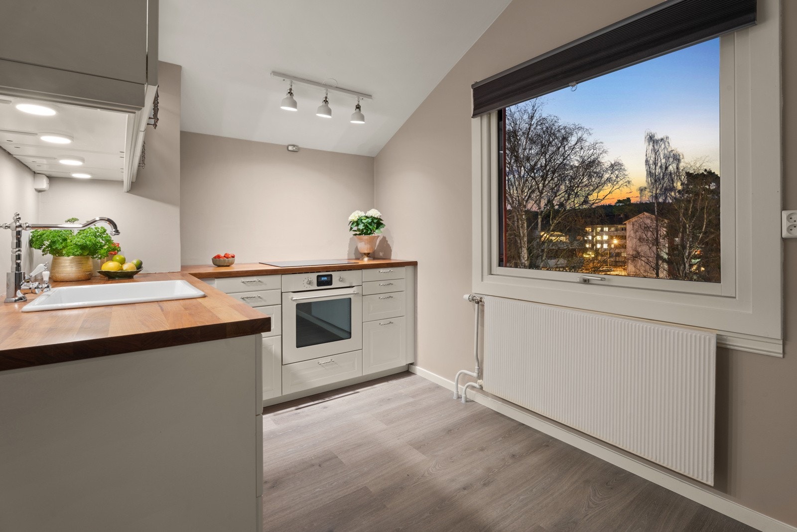 Videre er det utstyrt med induksjonsplatetopp, stekeovn og oppvaskmaskin. Det er også plass til kjøle/fryseskap Galleribilde