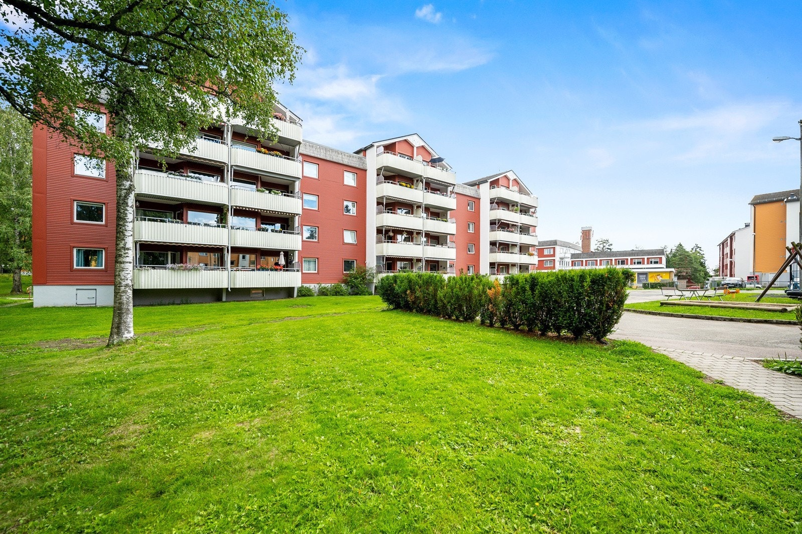 Her bor man flott og skjermet til i et rolig og frodig område på Oppsal. Galleribilde