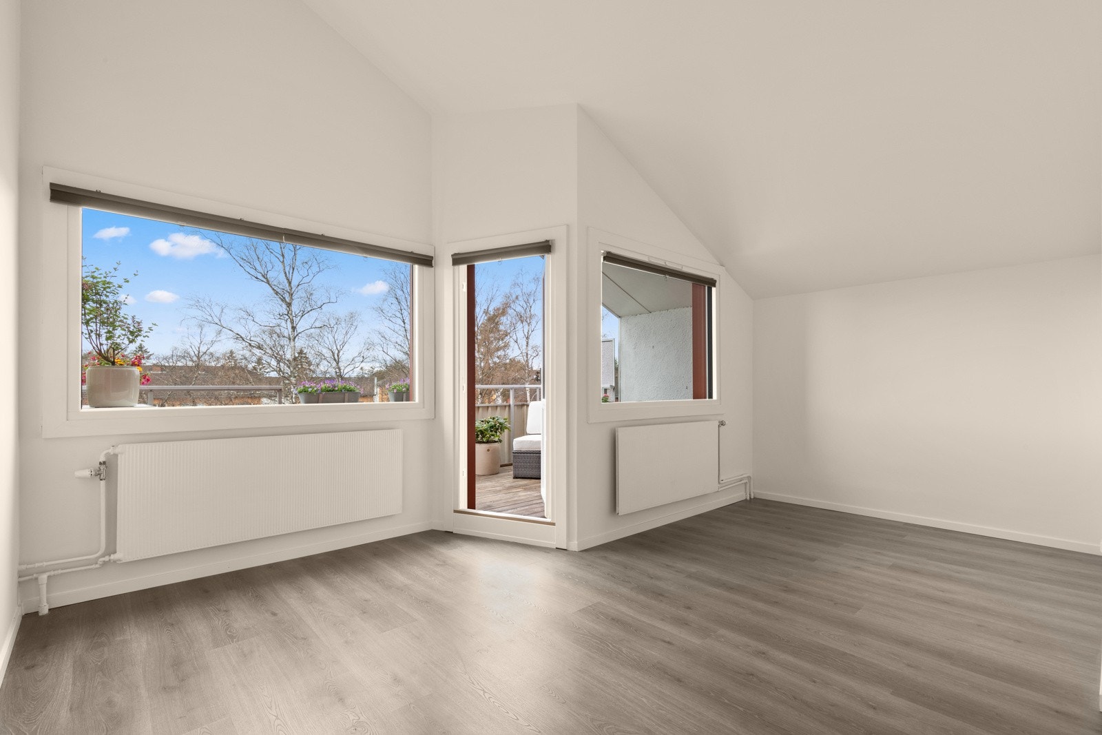 Her er det godt med plass til både spise- og sittegruppe i forskjellige soner, etter eget ønske og behov. Boligen fikk nytt laminatgulv i 2024. Galleribilde