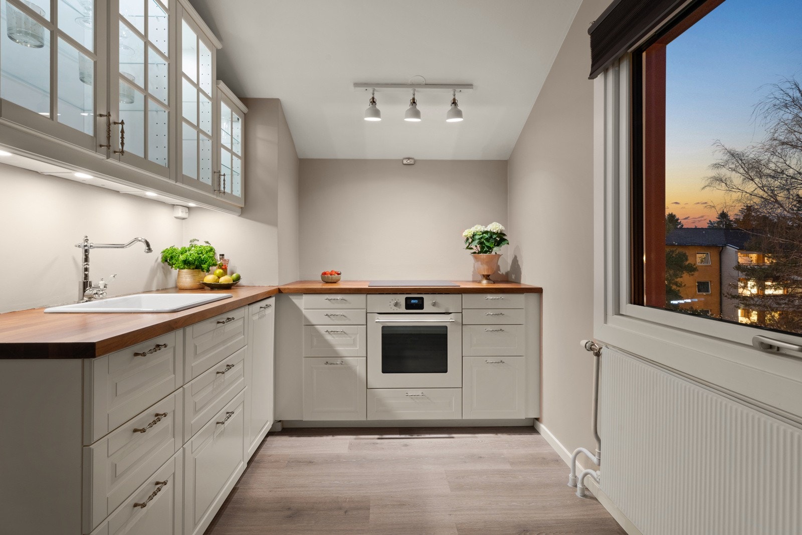 Kjøkkenet er moderne og ble montert i 2016 profilerte og vitrine fronter, laminat/finer benkeplate med nedfelt kum i porseln Galleribilde