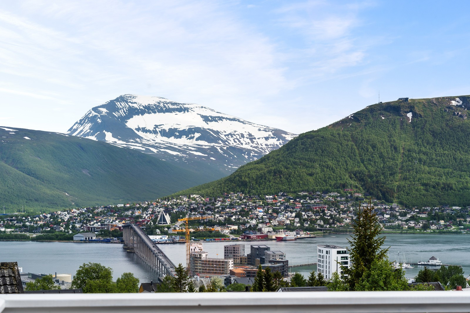 Fantastisk utsikt mot Tromsdalstinden, Fløya og sundet - i tillegg mot sentrum i sør.