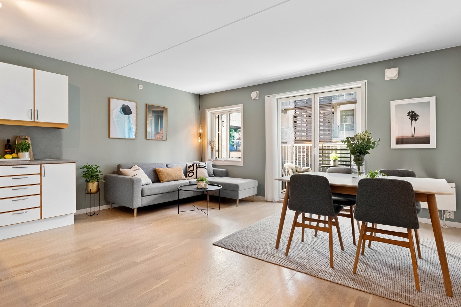 Store vindusflater sørger for rikelig med dagslys og stuen fremstår svært innbydende. Galleribilde