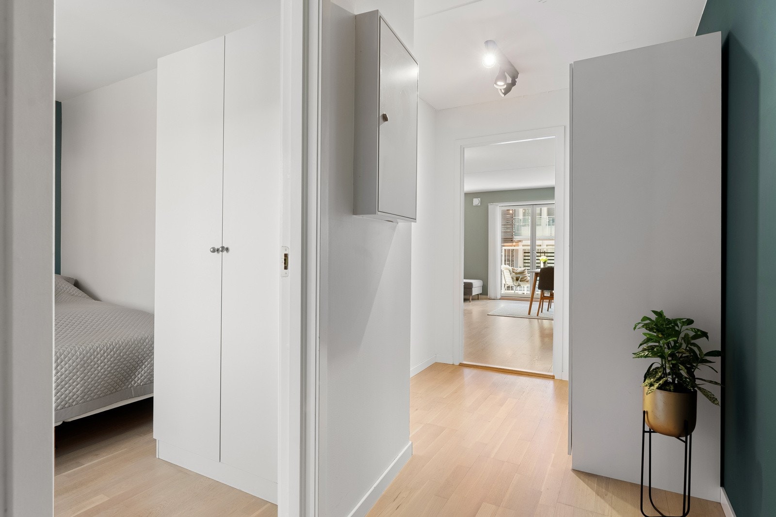 Det er også satt opp en romslig garderobe i gangen, og så finnes det ytterligere lagringsmuligheter i kjellerbod på ca. 4 m². Galleribilde