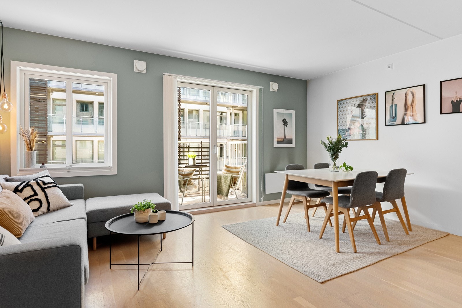 Stuen har et delikat fargevalg på glatte veggflater, listefri himling og et pent parkettgulv - stilrent og lett å like. Galleribilde