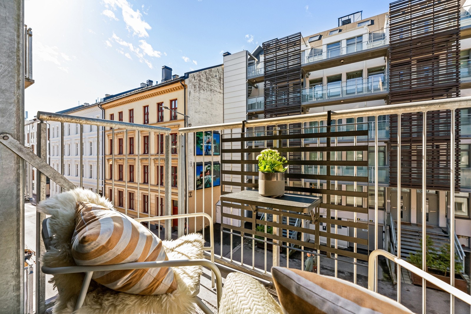 Med en vestvendt balkong på 2,4 m² får du en flott uteplass, herfra er det utsyn mot gaten. Galleribilde