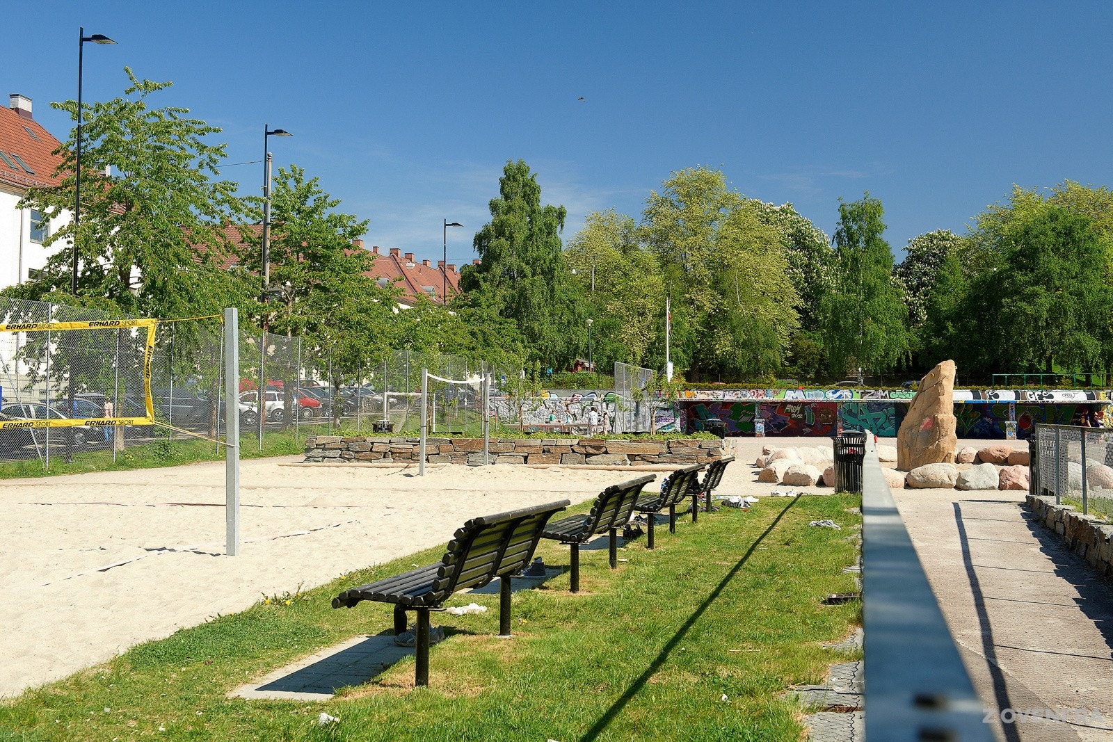I nabolaget finner du et variert utvalg av aktiviteter, inkludert fotball, volleyball, basketball og mye mer. Galleribilde