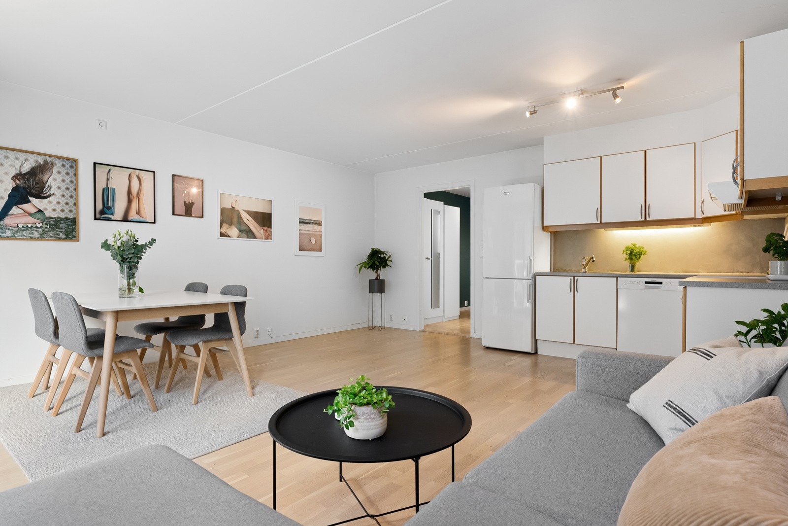 Den kjekke størrelsen på rommet gir rom for sofakroken i tillegg til spisebord. Galleribilde