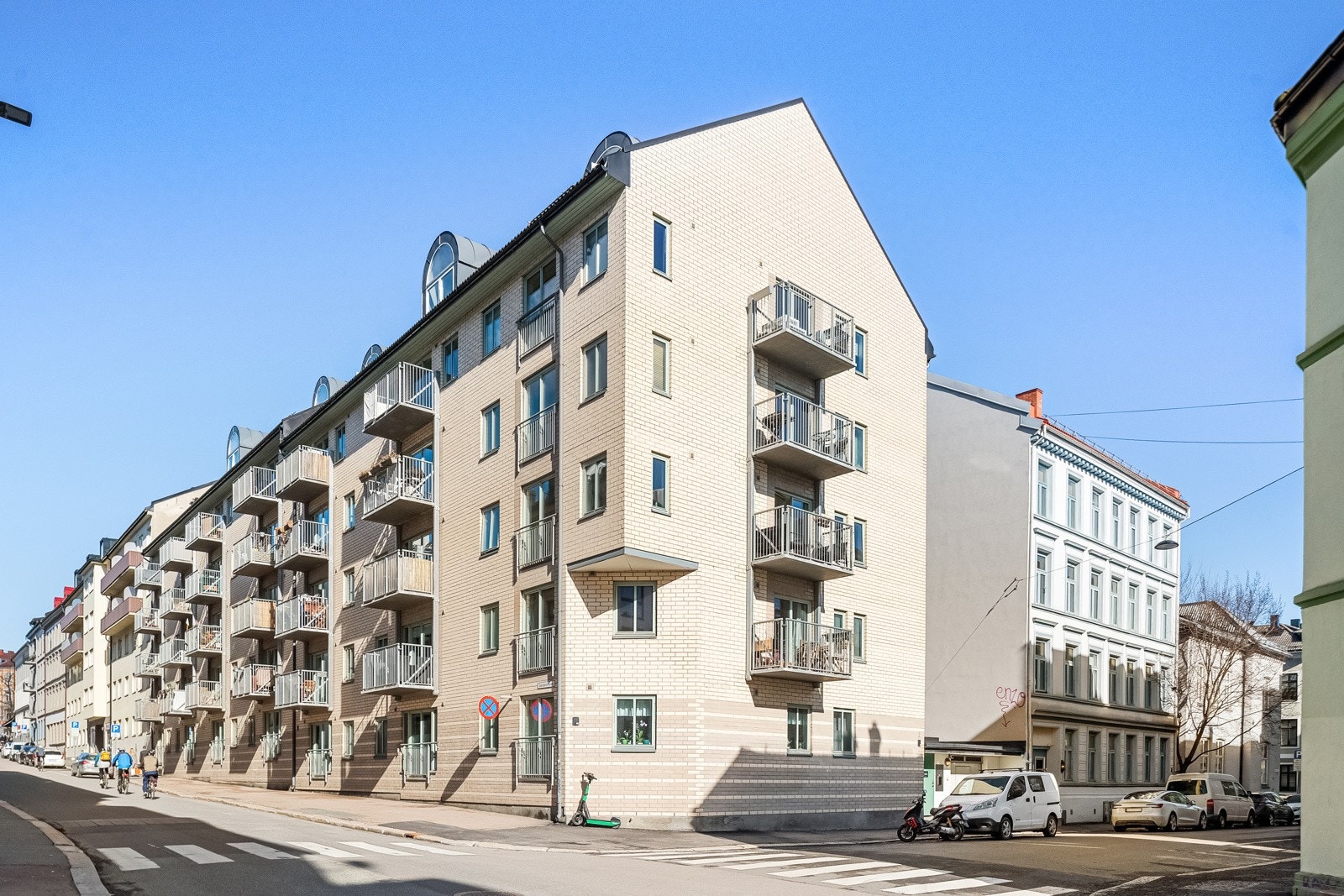 Området er urbant, sjarmerende og sentralt, med trikk og buss rett i nærheten og umiddelbar nærhet til dagligvare. Galleribilde