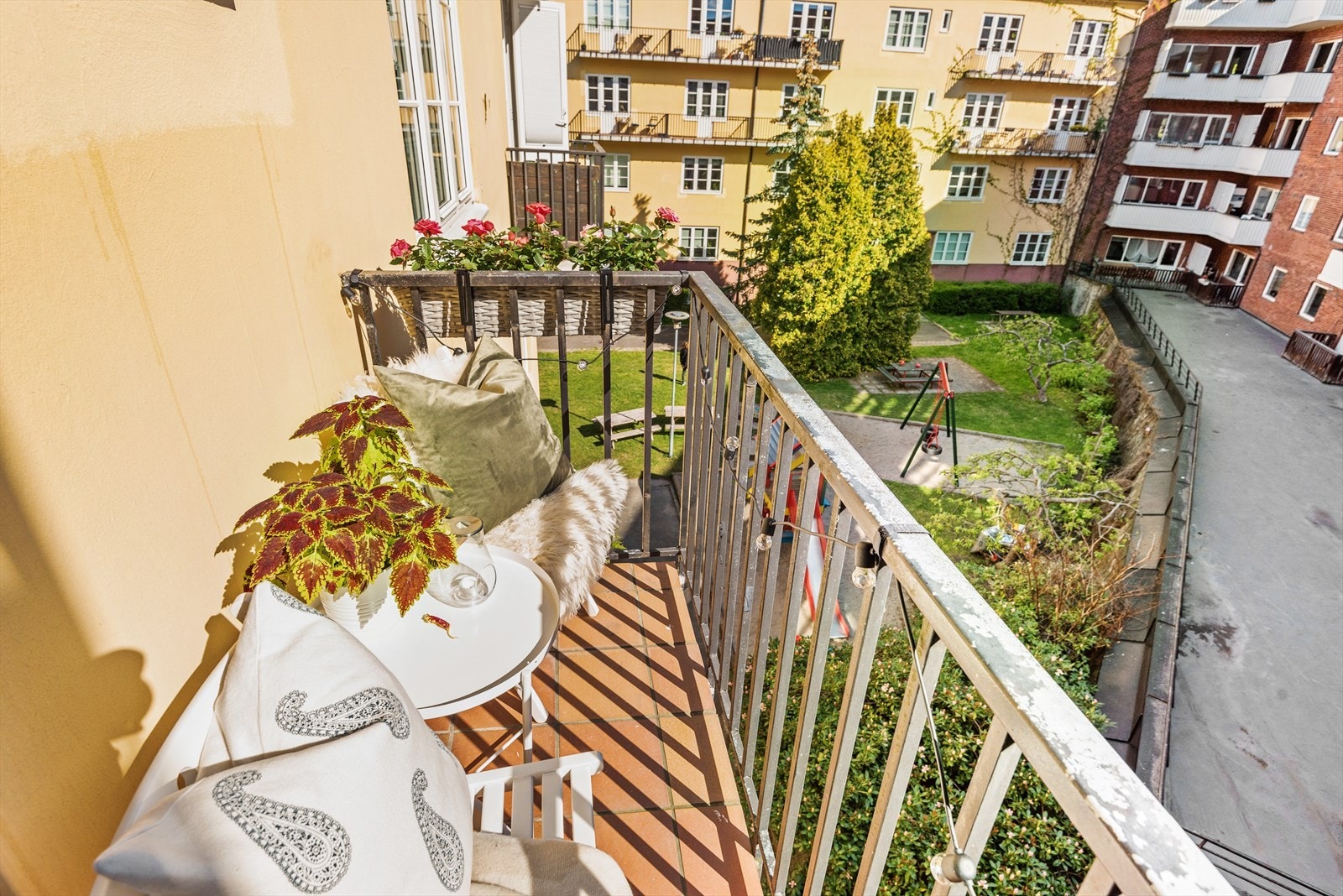 Plass til enkel sittegruppe på balkongen. Galleribilde
