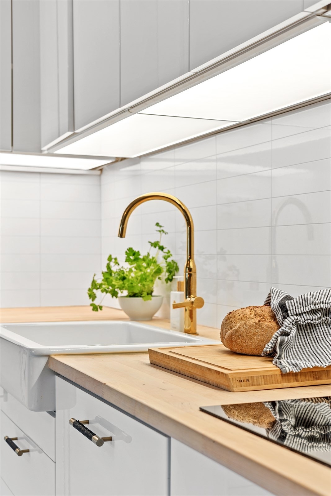 Integrerte hvitevarer. Kjøleskap med fryser, oppvaskmaskin, stekeovn. platetopp og ventilator med kullfilter fra IKEA. Galleribilde